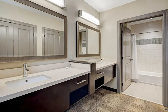 جناح بسرير كينج بغرفة نوم واحدة مع أريكة بمطبخ، Staybridge Suites BALTIMORE INNER HARBOR 8/10