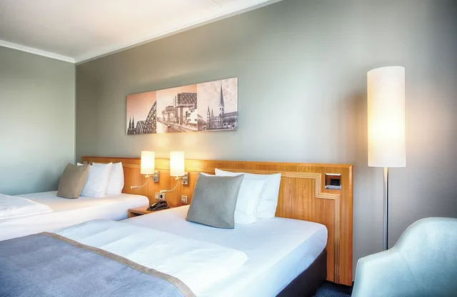 غرفة سوبيريور بسرير مزدوج وسريرين منفصلين، LEONARDO HOTEL KOLN BONN AIRPORT 3/10