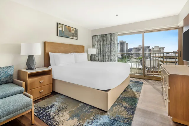 1 Bedroom, Suite, King Bed, Hokulani Waikiki By Hilton Grand Vacations 2/6