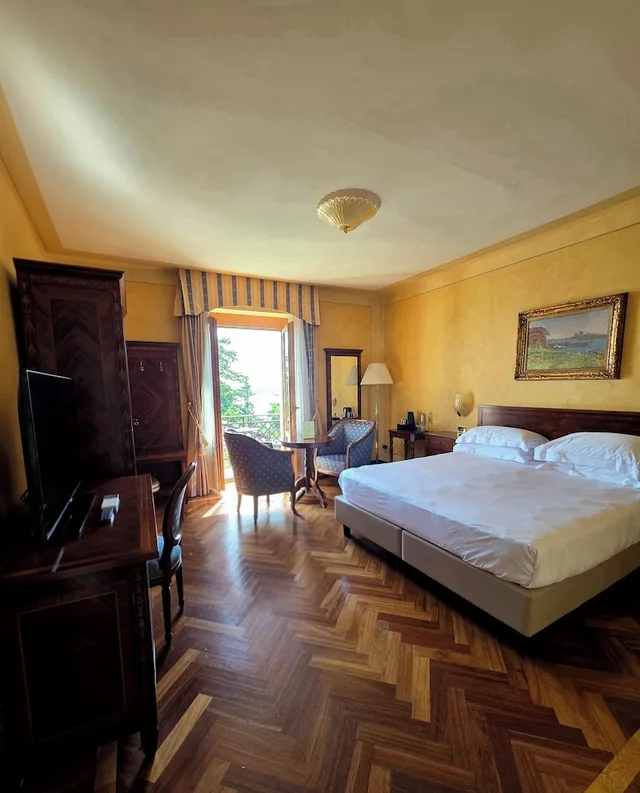 غرفة تنفيذية بسرير مزدوج بإطلالة على البحيرة، Hotel Villa Del Sogno 1/7