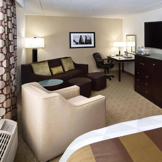 Upgrade, Queen Bed، Radisson Hotel Bismarck 1/1