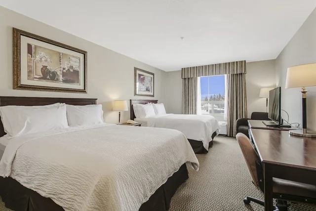 غرفة قياسية بسريرين كوين لذوي الإعاقة، Holiday Inn Hotel Suites Lloydminster 2/5