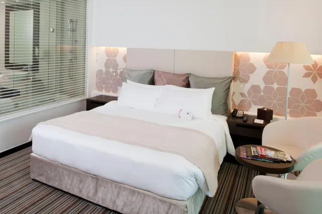 غرفة بسرير كينج بإطلالة على المدينة، Crowne Plaza Abu Dhabi Yas Island 2/4
