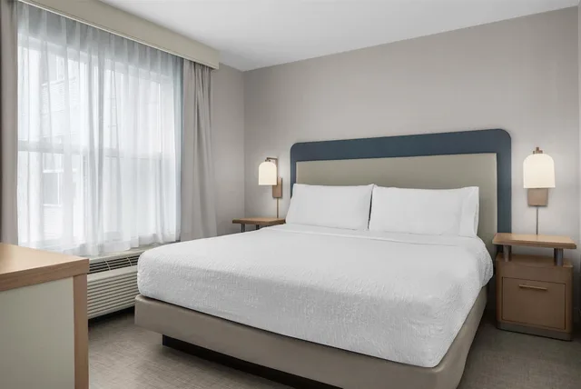 جناح كومفورت بسرير كينج وسريرين مزدوجين بغرفتي نوم مع أريكة، Homewood Suites By Hilton Burlington 1/10