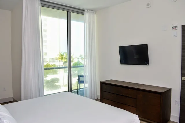شقة سكنية قياسية بسرير كينج بإطلالة جزئية على البحر مع أريكة، CH Luxury Condos & Studios On The Beach 1/3