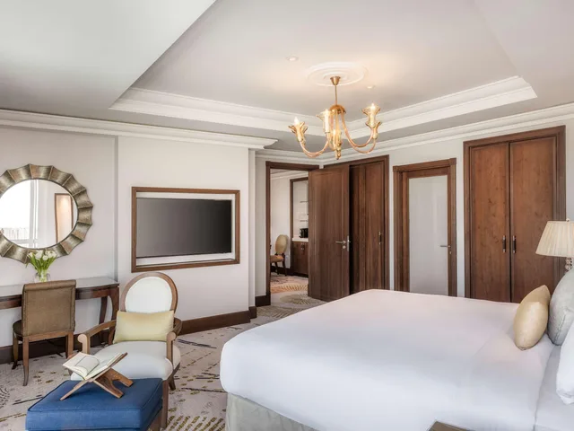 جناح جونيور بإطلالة على المدينة، فندق قصر مكة رافلز(Raffles Makkah Palace) 5/8
