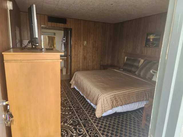 غرفة بسرير كينج، First Inn By OYO Quinter Hwy 70 3/5