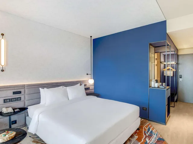 غرفة بريميير بسرير كينج مع دخول الصالة، Novotel Pune Nagar Road 2/3