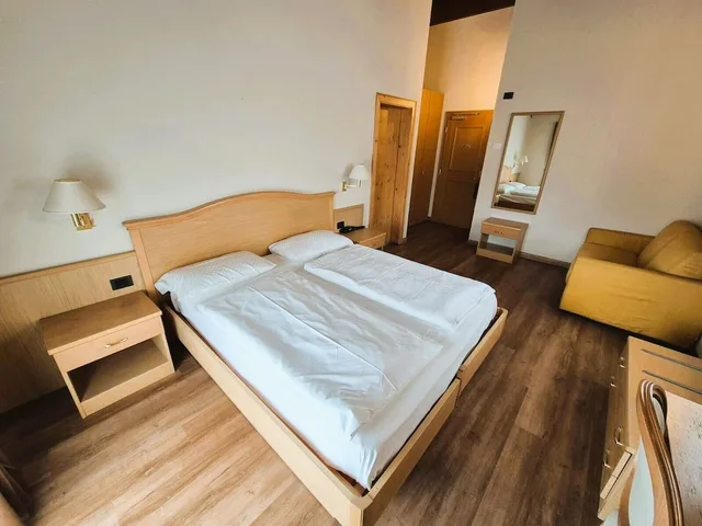 غرفة ثلاثية بسرير كوين مع أريكة، Angelica Hotel 4/10