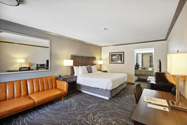 غرفة قياسية بسرير كينج مع أريكة، The Guest Lodge Gainesville 2/7
