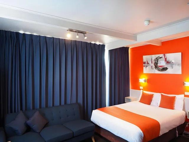 غرفة بسرير مزدوج بإطلالة على البحيرة، Waterfront Lodge Motel 1/1