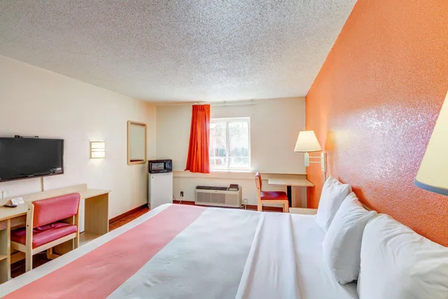 غرفة بسرير كينج للمدخنين، Motel6 Wichita, Kansas 1/10
