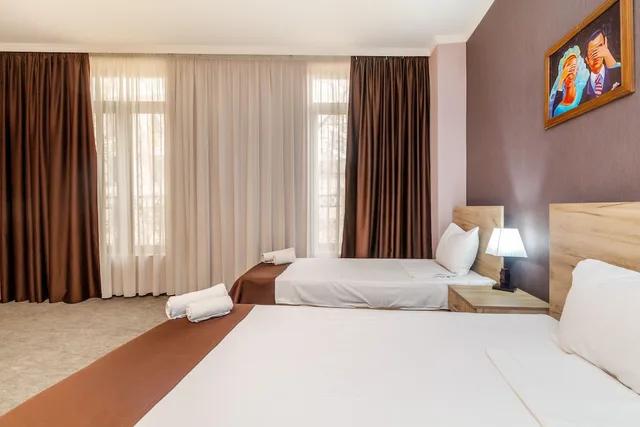 غرفة ديلوكس رباعية بسرير مزدوج وسريرين منفصلين بإطلالة على المدينة، HOTEL MARLYN 1/7