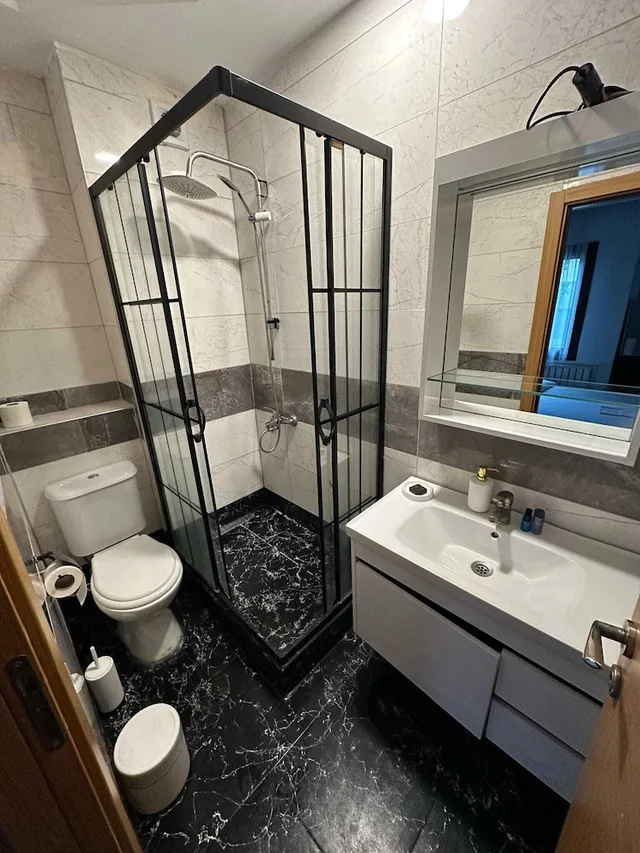 City, Queen Bed, Pool View، Mavilla Hotel 5/6