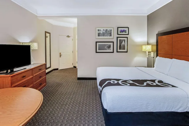 Room, King Bed, La Quinta Inn & Suites by Wyndham Birmingham Hoover 4/8