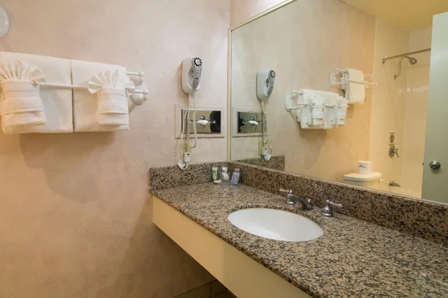 غرفة قياسية بسريرين كوين، Colton Inn 4/4