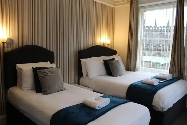 غرفة عائلية صغيرة بسرير مزدوج وسرير فردي، The Mitre Hotel 8/10