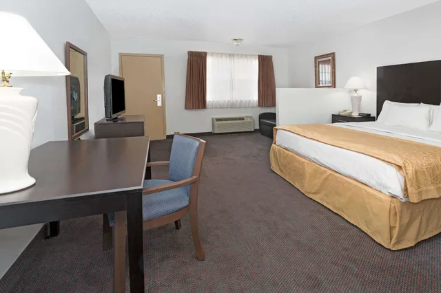جناح استوديو بسرير كينج، Days Inn & Suites by Wyndham Santa Rosa 1/3