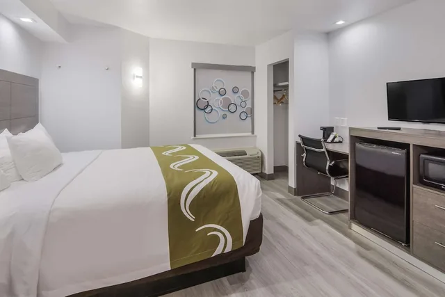 غرفة بسرير كينج، Quality Inn and Suites Richardson-Dallas 2/10