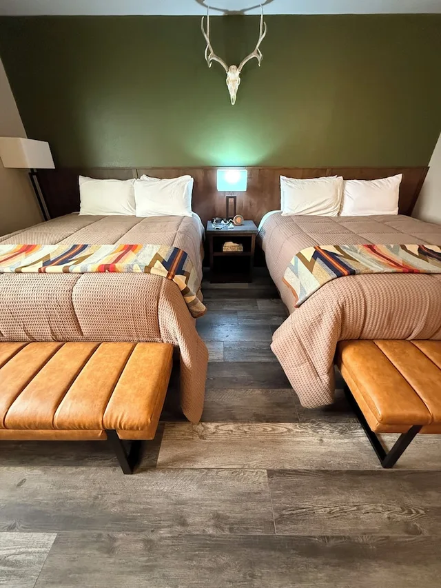 Classic, 2 Queen Beds, Sunset View، Ninepipes Lodge 1/10