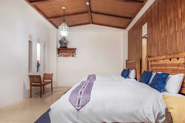غرفة رباعية بسريرين مزدوجين بحوض استحمام، Shen's Village Hotel Bali 1/4