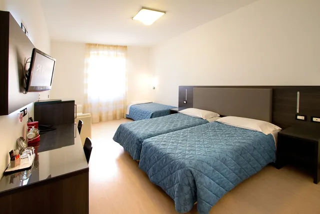 غرفة قياسية ثلاثية بثلاثة أسرّة، Roma Hotel 1/8