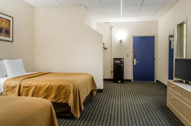 غرفة قياسية بسريرين كوين، Rodeway Inn State College 3/6