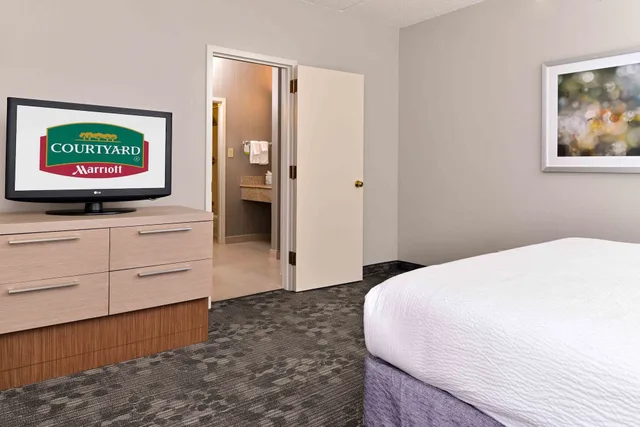 غرفة بسرير كينج مع أريكة، Courtyard Dallas Northwest 3/6