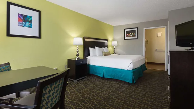غرفة بسرير كينج للمدخنين لذوي الإعاقة، Best Western Inn Florence 3/4