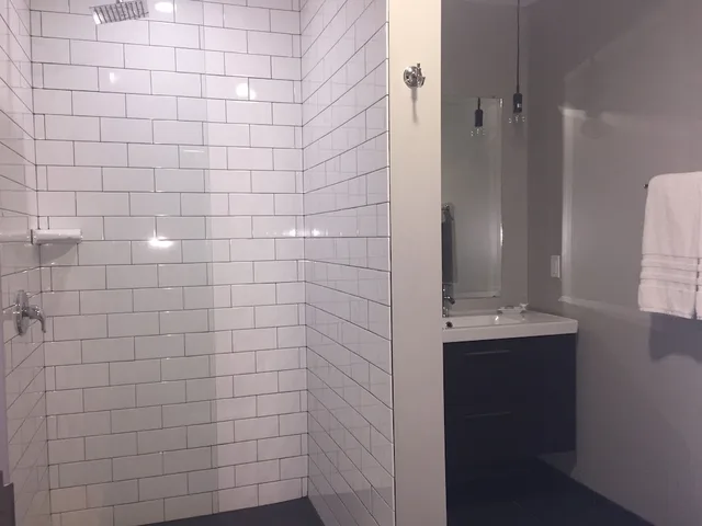 غرفة فاخرة بسرير كينج بإطلالة على المدينة مع أريكة، Hotel Kilbourne 1/1