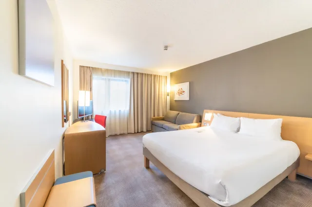 Standard, Queen Bed, Sofa, Novotel Southampton 6/10
