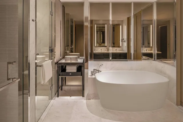 غرفة ديلوكس بسرير كينج بشرفة، The Ritz-Carlton, Bangkok 4/5
