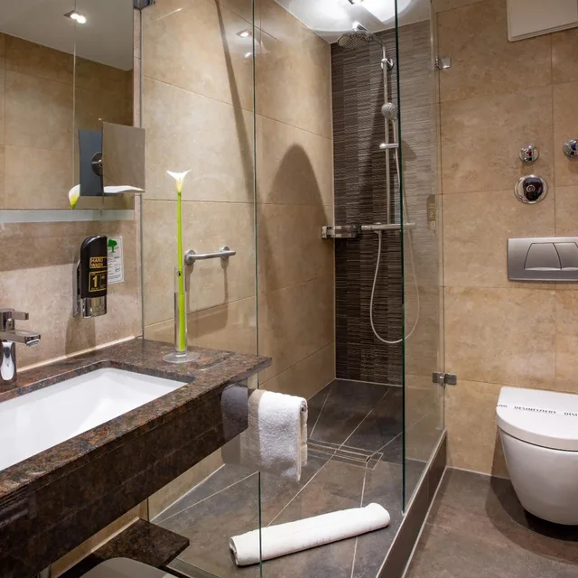 غرفة ثلاثية، Hotel Burgschmiet 7/10