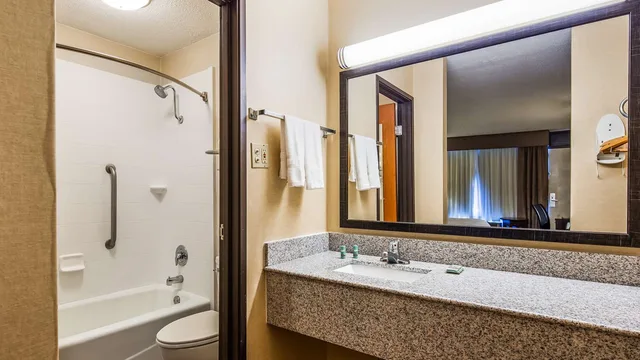 غرفة بسرير كينج، Best Western Northgate Inn 2/2