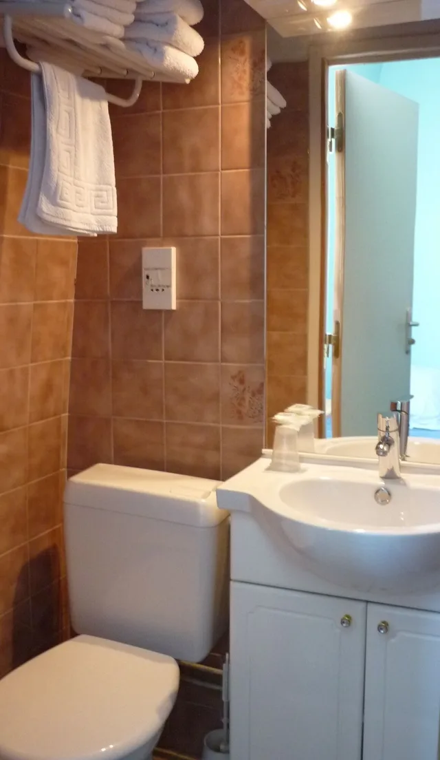 غرفة رباعية بسرير مزدوج وسريرين منفصلين، Hôtel Du Centre 3/3