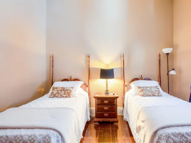 Room, Twin Beds, The Belmont Inn 2/4