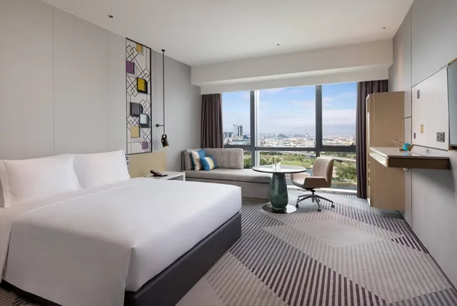 غرفة بسرير مزدوج بإطلالة على البحيرة، Crowne Plaza Foshan Nanhai 2/3