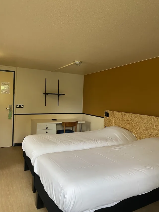 غرفة قياسية بسريرين منفصلين، Greet Hotel Villeneuve La Garenne 2/8