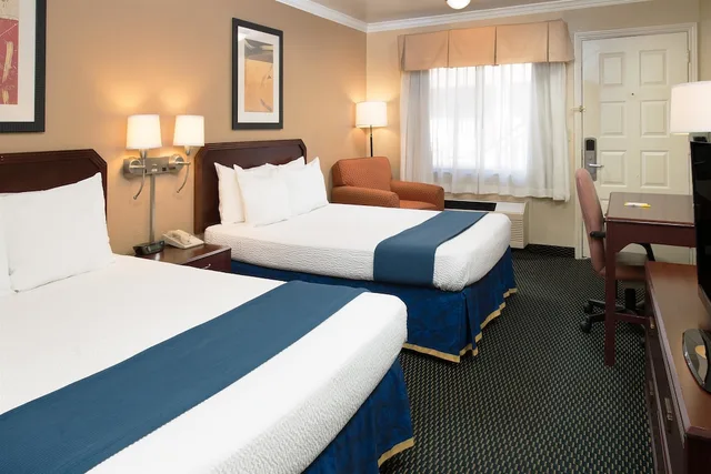 غرفة بسريرين مزدوجين، Days Inn by Wyndham Pinole Berkeley 1/1