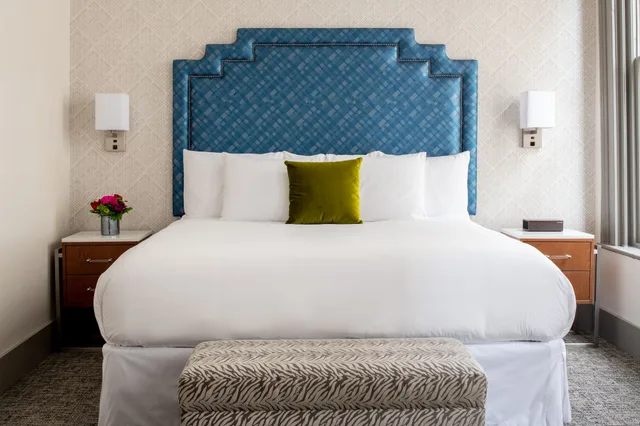 غرفة تنفيذية بسرير كينج بإطلالة على المدينة مع أريكة، Harlow Hotel 2/3