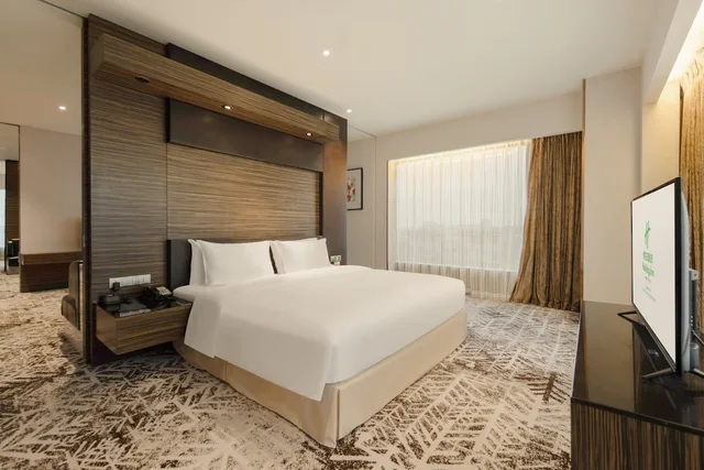 Suite, King Bed, Dining Area، Holiday Inn Shanghai Hongqiao West An Ihg Hotel 3/9