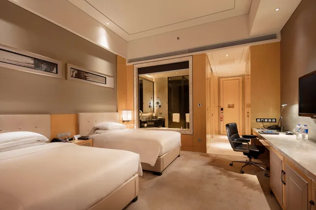 غرفة تنفيذية بسريرين منفصلين مع دخول الصالة، HILTON DALIAN 9/10