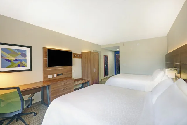 غرفة قياسية بسريرين كوين، Holiday Inn Express Hotel Suites Woodstock South 3/6
