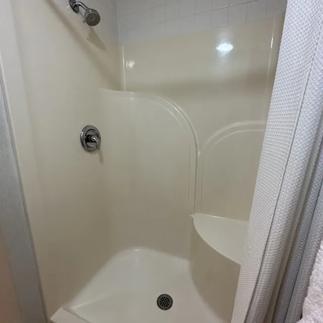غرفة ديلوكس بسرير كينج بجاكوزي، Timberland Inn & Suites 8/10