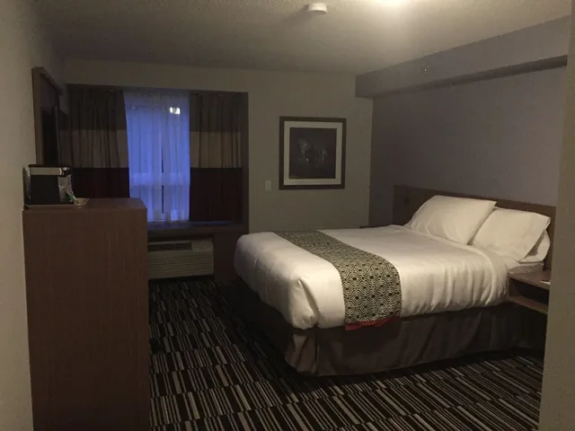 غرفة بسرير كوين، Microtel Inn And Suites By Wyndham Kirkland Lake 1/4