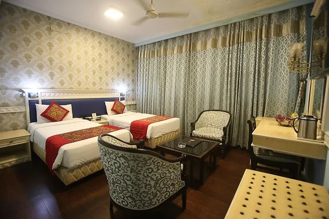 غرفة بريميوم بسرير مزدوج، Amar Inn 2/3