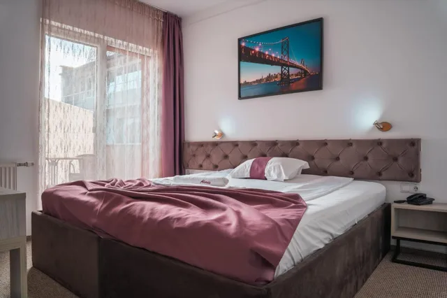 غرفة قياسية بسرير مزدوج وسريرين منفصلين، Alexis Hotel 1/2