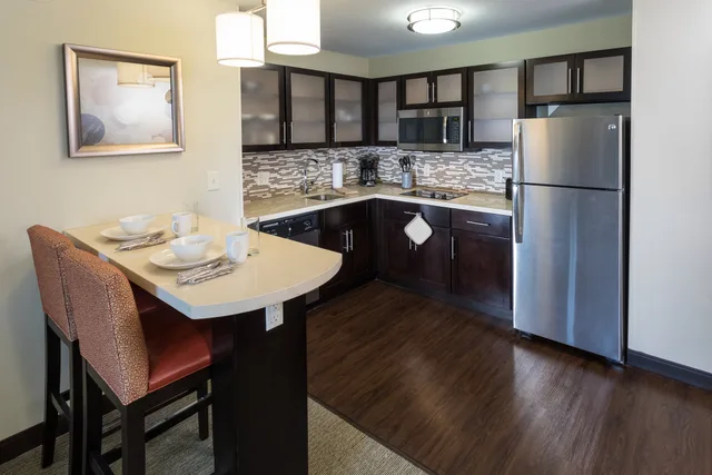 جناح بسرير كينج بغرفة نوم واحدة، STAYBRIDGE SUITES OMAHA WEST 2/2