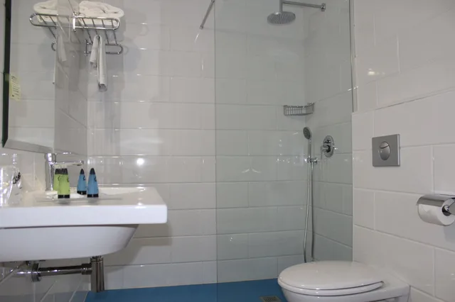 Room, Triple, 3 Beds, Casual Del Mar Malaga 4/8