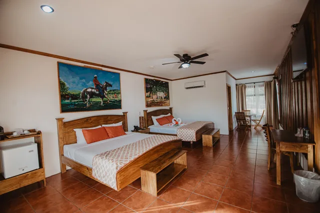 Legacy Suite - Queen Bed، Hacienda Guachipelin Hotel 1/2